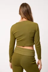 Top blanco de felpa con lycra, corte crop y mangas largas.
