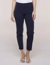 Pantalón recto de gabardina elastizada Zac & Rachel, color blanco, con pretina ancha y faja interna modeladora, bolsillos delanteros simulados y bolsillos traseros tipo ojal.