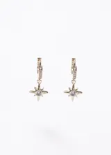 Aros colgantes de plata 925 con baño de oro 18k, formados por una argolla articulada decorada con pequeñas zirconias y un dije colgante en forma de estrella con una zirconia central.