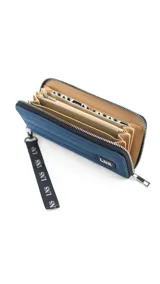 Billetera larga con cierre perimetral, confeccionada en nylon capitoneado color verde petróleo. Cuenta con correa de mano desmontable con logo estampado y parche frontal con marca LNS.