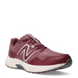 Championes New Balance modelo WT410CR8 para trail running, color bordó con detalles en blanco y suela moteada.