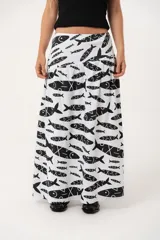 Falda larga blanca con estampado de peces negros.