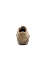 Championes Cat modelo Gridlock Lo, confeccionados en cuero nobuck color marrón con diseño de suela dentada de goma. Presentan cierre con cordones y logo de la marca en el lateral.