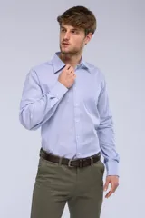 Camisa celeste a rayas con cuello de vestir, manga larga, pinzas en la espalda, botones personalizados y logo bordado inferior.