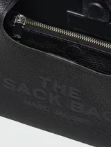 Cartera de mano tipo hobo, modelo The Mini Sack de Marc Jacobs, en color blanco con diseño minimalista y logo estampado en el frente.