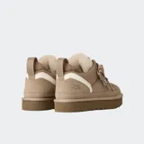 Championes UGG modelo Lo Lowmel, de perfil bajo en color marrón. Presentan una combinación de gamuza y malla, con cordones anchos, interior forrado en piel sintética y suela de plataforma de EVA.