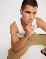 Pulsera de cuero marrón trenzado con dos circunferencias plateadas y cierre metálico plateado.