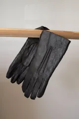 Guantes de cuero negro con costuras decorativas.