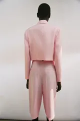 Bermuda de tiro alto de color rosado con pinzas delanteras y diseño cruzado en la cintura.