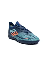 Championes de fútbol Umbro Borel Club TF para césped sintético, color azul marino con detalles en celeste y naranja, y el logo de la marca en el lateral.