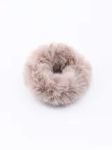 Accesorio para el pelo tipo scrunchie (liga para el pelo) de textura peluda y esponjosa, color marrón claro o beige rosado.