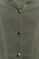 Blazer de cuello mao y manga larga con trabillas en los hombros. Cuenta con falsos bolsillos con solapa en el delantero, costuras pespunteadas a contraste y cierre frontal de botones.
