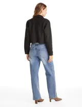 Chaqueta de estilo camisero confeccionada en tejido tipo suede, con cuello clásico, cierre frontal mediante botones a presión y bolsillos aplicados en el pecho. Presenta mangas largas con puños ajustables.
