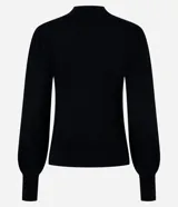 Suéter negro de punto con cuello alto, mangas largas abullonadas y puños largos.