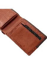 Billetera de cuero sintético bicolor en tonos marrón oscuro y tostado, con diseño horizontal y placa metálica con el logo de la marca en el frente.