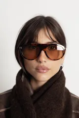 Lentes de sol con armazón de diseño aviador en estampado carey y cristales oscuros con protección UV400.
