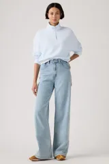Pantalón de jean estilo carpenter con corte baggy y pierna ancha. Presenta tiro alto, bolsillos laterales y traseros, y costuras reforzadas características del diseño utilitario.