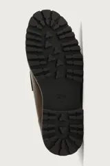 Mocasín de vestir negro con capellada lisa, detalle de antifaz en el empeine y suela track robusta.