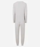 Pijama de dos piezas confeccionado en tejido ribana, compuesto por una remera de manga larga con escote en V y detalle de encaje, y un pantalón largo con cintura elástica.
