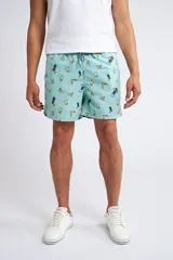 Short de baño con cintura elástica y cordón ajustable, confeccionado en tela ligera de secado rápido. Presenta un estampado botánico integral en tonos amarillos, blancos y azules, con dos bolsillos delanteros y uno posterior.