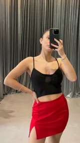 Minifalda roja ajustada al cuerpo con tajo lateral.