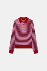 Jersey de punto con diseño a rayas horizontales en color rojo y lila, cuello solapa tipo polo con cierre frontal de botones y manga larga.