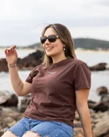 Remera marrón de jersey 100% algodón con bordado pequeño en el frente.