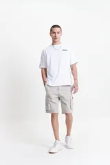 Bermuda cargo de corte recto, color beige, con bolsillos laterales tipo cargo con solapa, bolsillos frontales y traseros. Cuenta con pasacintos en la cintura y cierre frontal con botón.