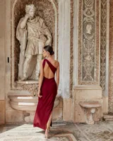 Vestido largo color borgoña, de corte ajustado, con un solo tirante, espalda descubierta y abertura lateral en la falda.