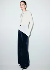 Pantalón wide leg de terciopelo color azul marino, de tiro medio y cintura con goma elástica sin cierre.