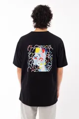 Remera negra de algodón con estampa en la espalda de Bart Simpson reinterpretado en un estilo abstracto y surrealista.