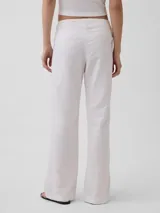 Pantalón de tiro bajo color blanco, de corte recto y holgado.