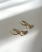 Aros de aro irregular bañados en oro de 24K con dije colgante de perla de río engarzada.
