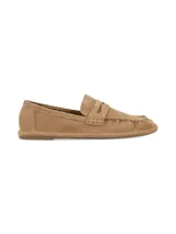 Mocasín de corte clásico y construcción liviana en cuero gamuza color camel, con detalles fruncidos en el cuerpo, copete elevado y suela de goma.