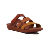 Sandalias de cuero para mujer con diseño de tres tiras cruzadas en tonos marrones y tostados, suela plana y tira con ajuste de velcro en el empeine.