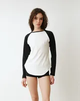 Remera de manga larga estilo raglan, color verde militar, con cuello redondo y dobladillo inferior curvado.