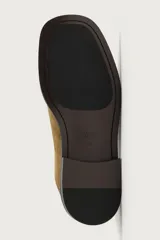 Mocasín casual de hombre con acabado en serraje, diseño de horma cuadrada y suela a contraste con ligero tacón.
