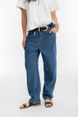 Pantalón de denim azul índigo, de tiro medio-alto, con tablas en la cintura, corte recto y bolsillos laterales y traseros.