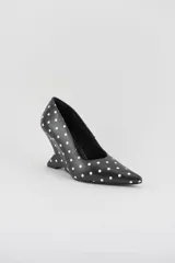 Zapatos de tacón tipo cuña marca Mari, color negro con estampado de lunares blancos, diseño de punta fina y taco corrido escultural.