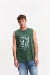 Musculosa oversize de algodón color marrón con efecto lavado desgastado, de corte amplio y sin mangas. Cuenta con una estampa frontal en relieve y diseño urbano de la marca Mistral.
