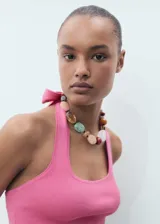 Top de punto fino color rosado, con diseño entallado, cuello halter y escote cuadrado.