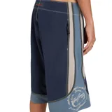 Boardshort de baño Billabong modelo Spec Systems Pro, de corte largo en color azul marino con paneles laterales en tonos celestes y grises, y cordón ajustable blanco en la cintura.