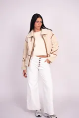 Jean de tiro alto con cinco botones y diseño de pierna ancha, corte estándar de cintura a cadera y extraholgado de muslo a bajo.