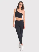 Calza deportiva de tiro alto y largo ankle, confeccionada en tejido suave y elástico, con diseño liso y costuras reforzadas.