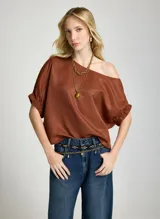 Blusa de satén color marrón, con diseño de un solo hombro y mangas cortas con puños fruncidos.