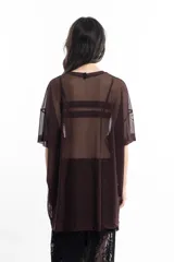 Remerón de tul con estampado tie-dye en tonos fucsia, violeta y negro.