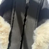 Pantuflas de estar por casa con forro interno de corderito sintético y borde de piel sintética en la abertura.