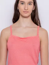 Top sin mangas de tela texturada color verde lima, con tirantes finos y escote cuadrado con detalle de terminación festoneada.