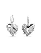 Aros colgantes Swarovski con forma de corazón, bañados en rodio y cubiertos de cristales transparentes. Cierre tipo gancho.