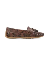 Mocasín de mujer con diseño de textura reptil en tonos marrones, con detalle de flecos y herraje metálico en el empeine, y suela de goma flexible.